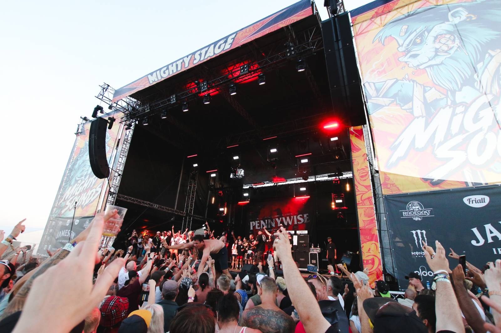 LIVE: Mighty Sounds, den druhý: Skvělá show Pennywise, popelnicový riot se ZSK a radostní The Baboon Show