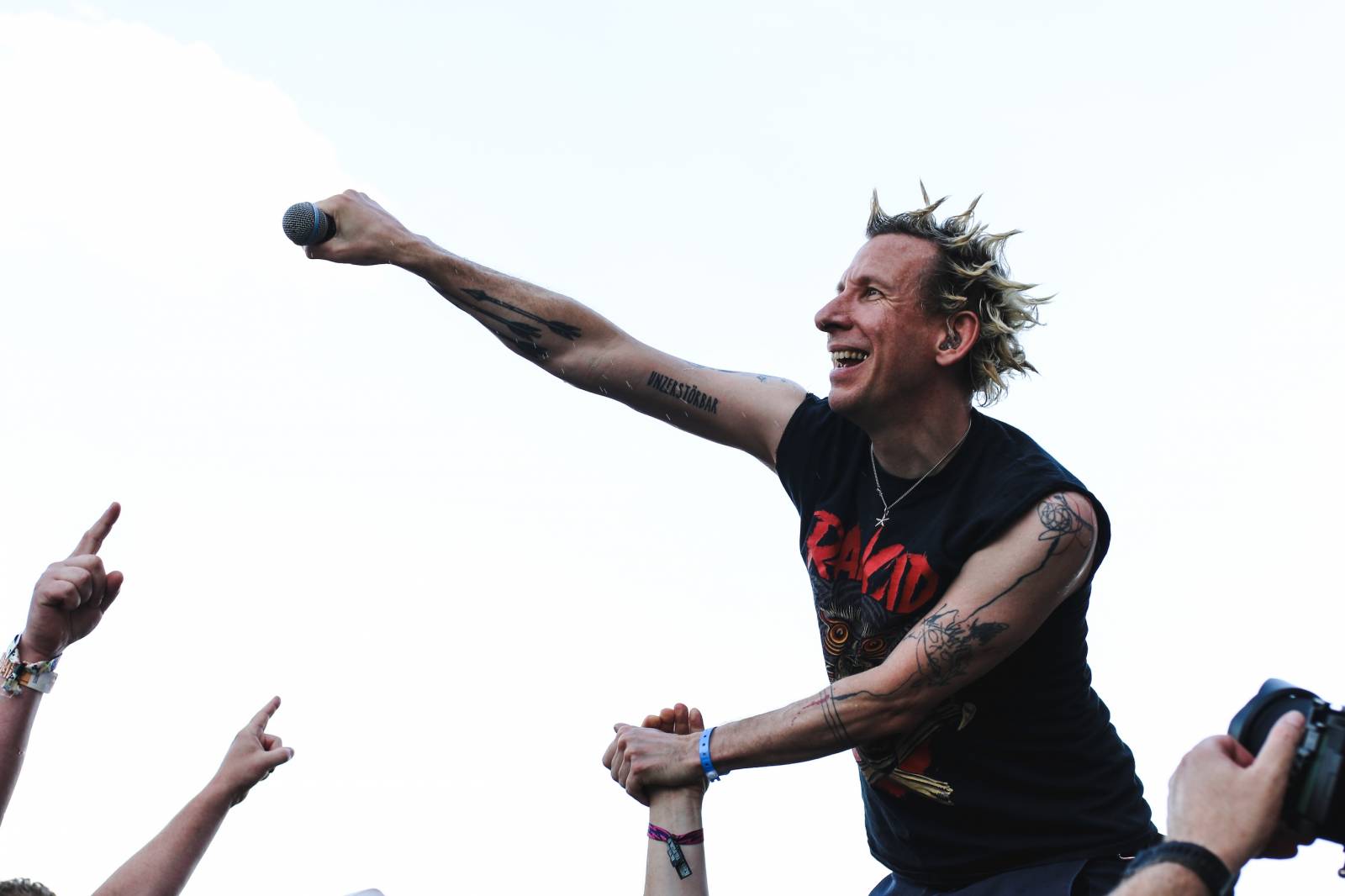 LIVE: Mighty Sounds, den druhý: Skvělá show Pennywise, popelnicový riot se ZSK a radostní The Baboon Show