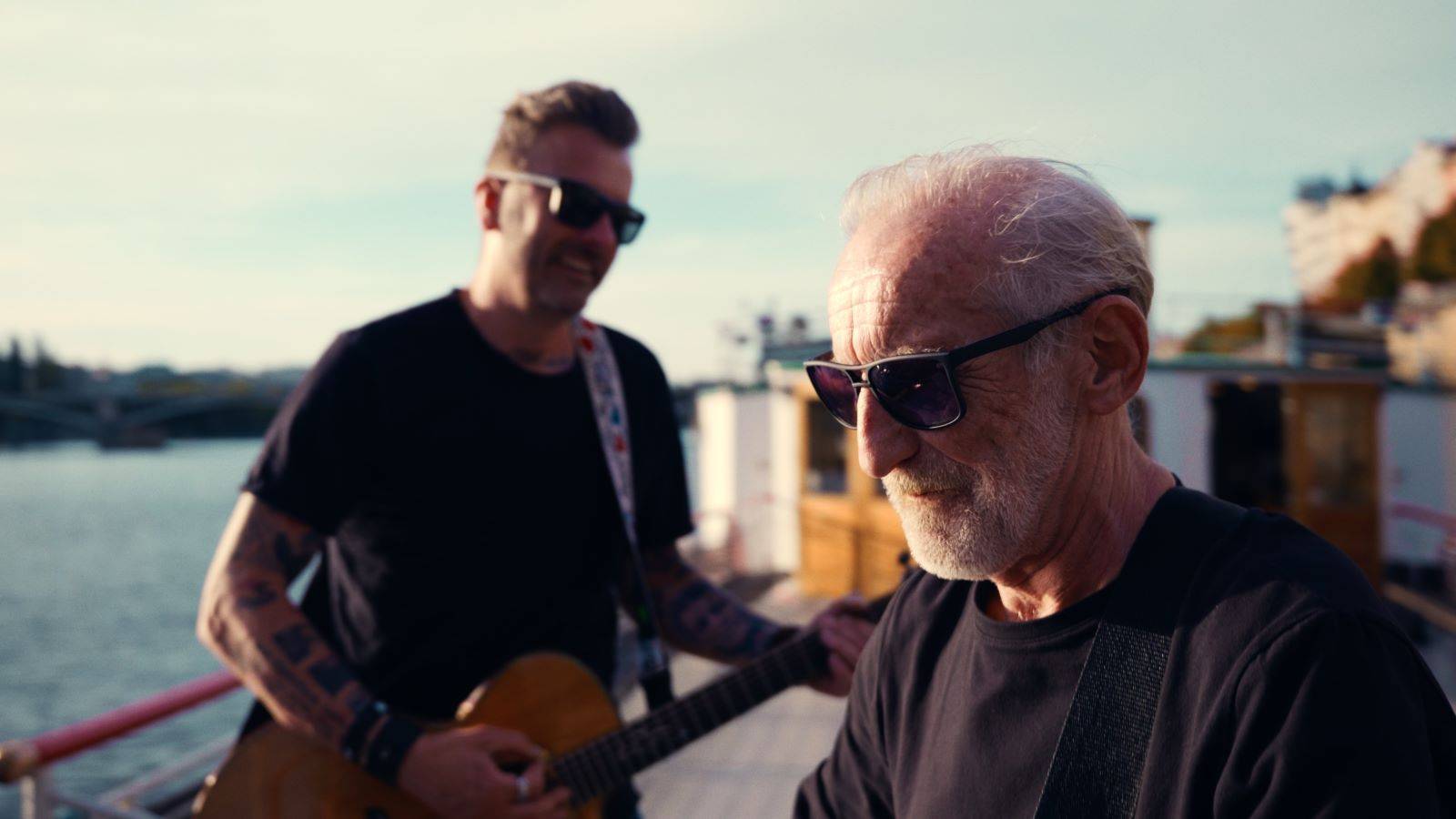 TOP 7 videoklipů týdne: Láska si přizval ke spolupráci Čechomor a frontman Lake Malawi oznámil těhotenství partnerky
