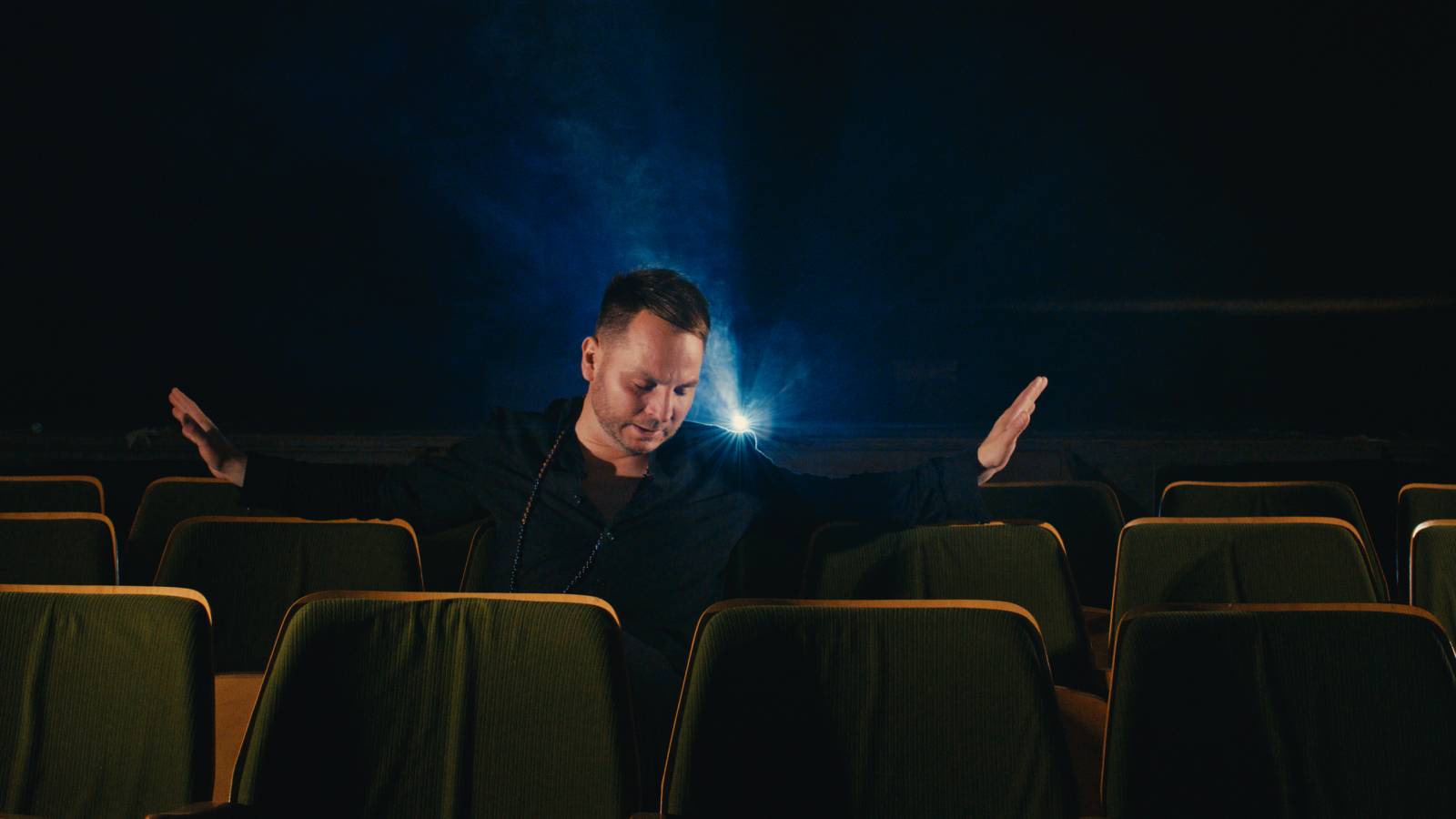 TOP 7 videoklipů týdne: Láska si přizval ke spolupráci Čechomor a frontman Lake Malawi oznámil těhotenství partnerky