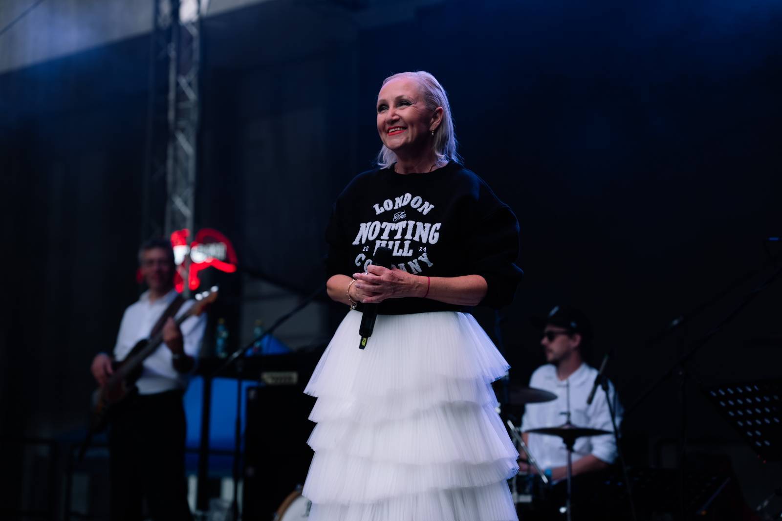 LIVE: Bára Basiková odzpívala kvůli zdravotní indispozici koncert v Karlových Varech vsedě, vystoupil i Redzed