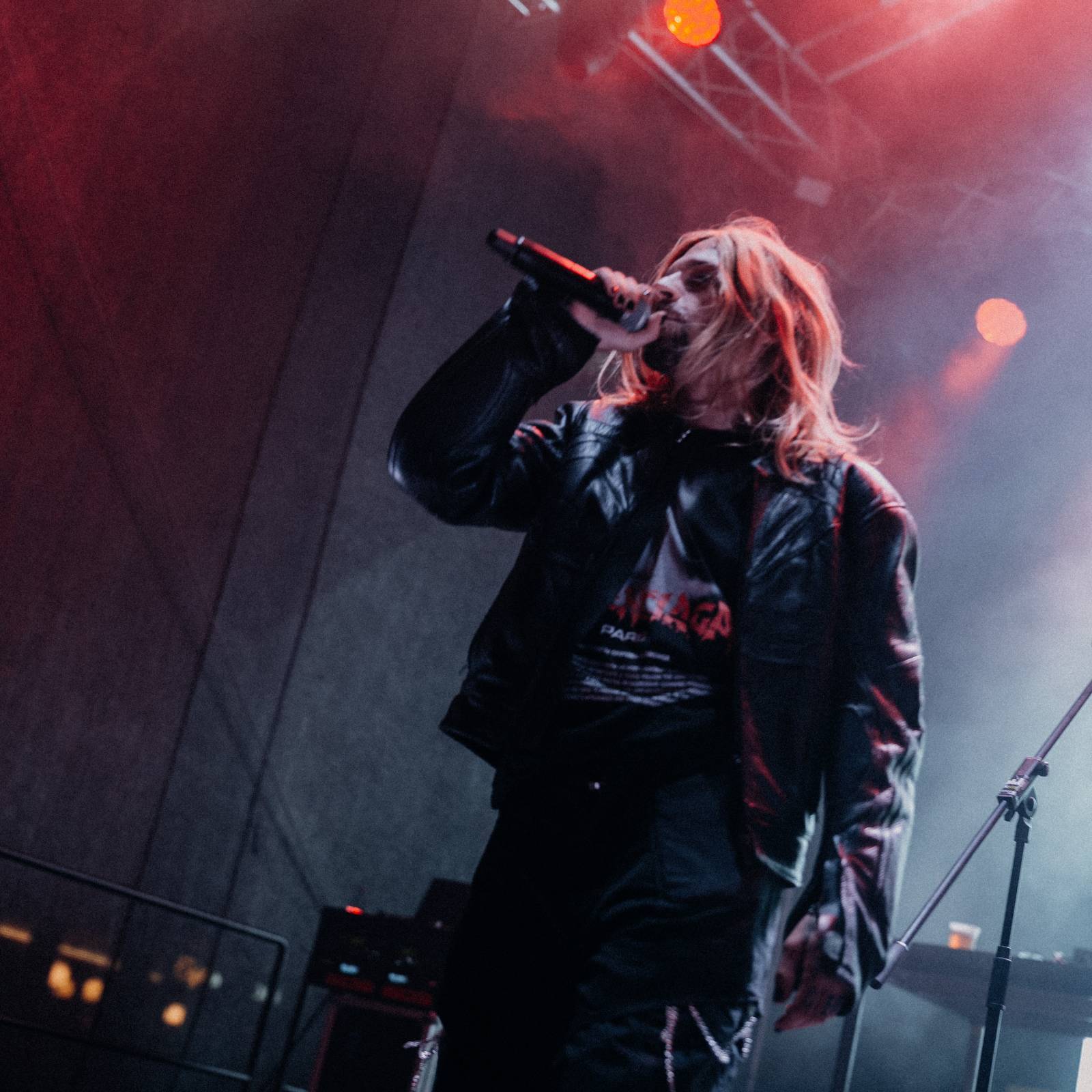 LIVE: Bára Basiková odzpívala kvůli zdravotní indispozici koncert v Karlových Varech vsedě, vystoupil i Redzed