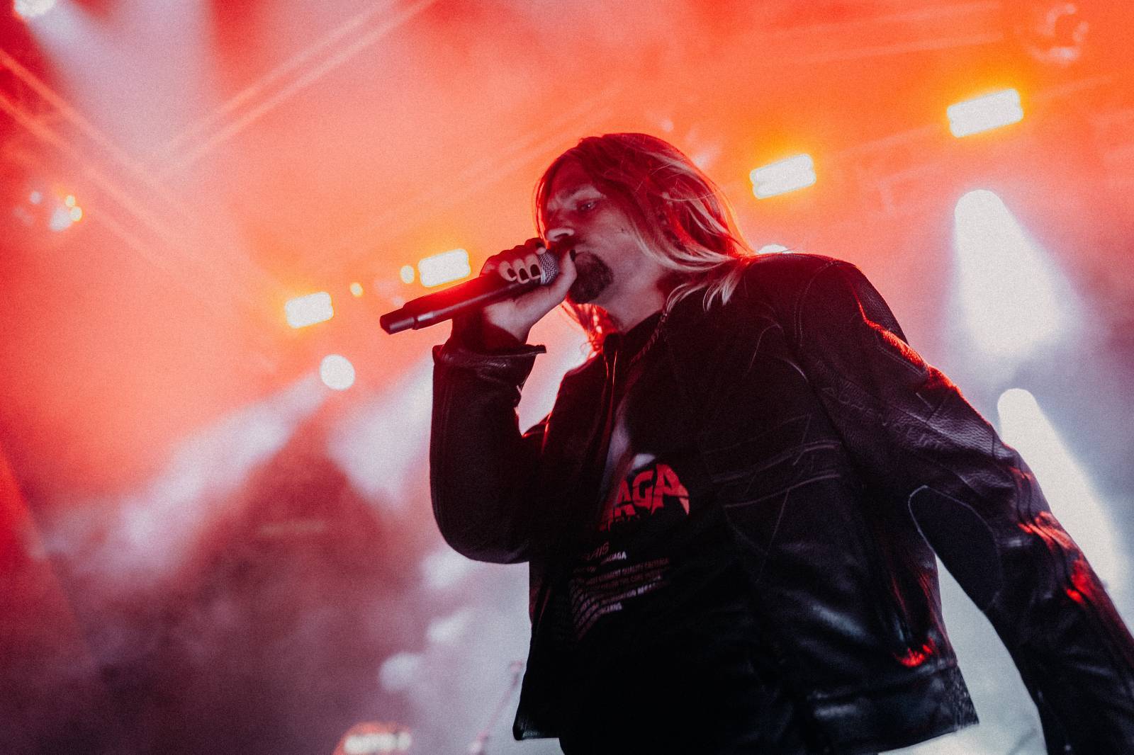 LIVE: Bára Basiková odzpívala kvůli zdravotní indispozici koncert v Karlových Varech vsedě, vystoupil i Redzed