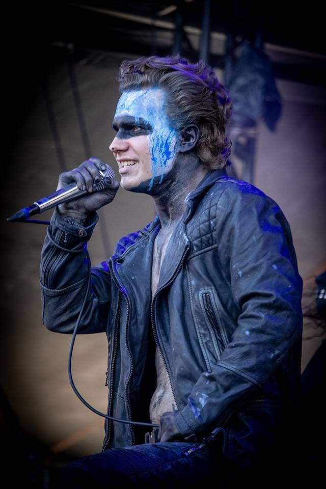 LIVE: Brutal Assault otevřel brány. První den nabídl vedro, riffy i temné rituály