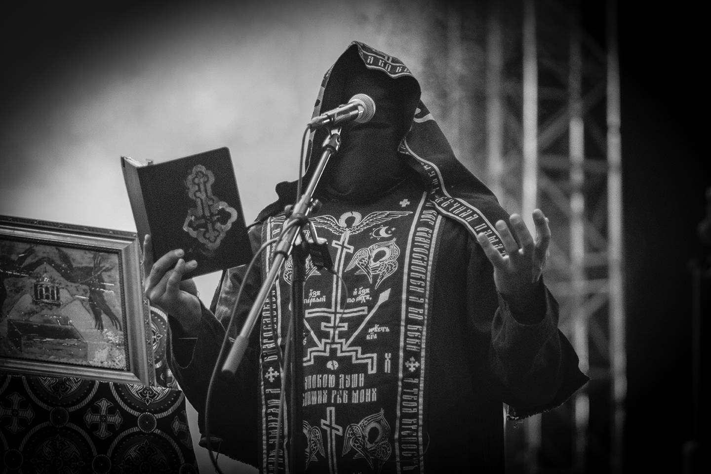 LIVE: Brutal Assault otevřel brány. První den nabídl vedro, riffy i temné rituály