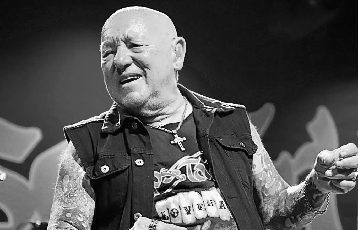 Zemřel Angry Anderson, frontman australských Rose Tattoo. Během turné se mu zastavilo srdce