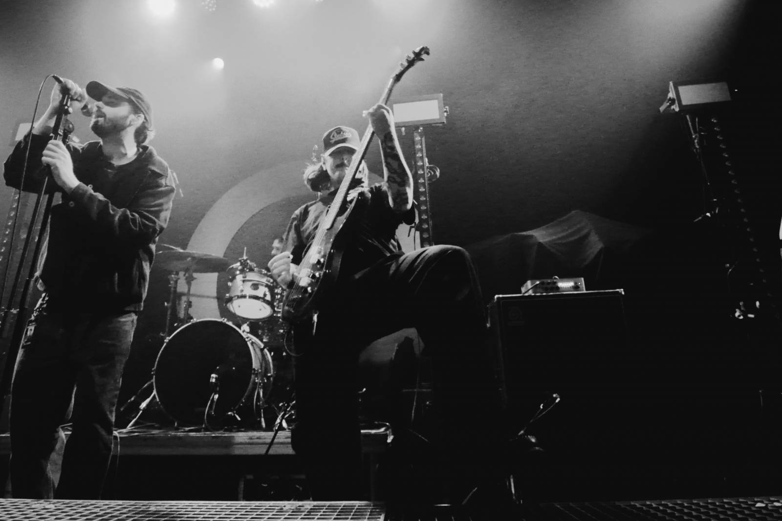 LIVE: Květiny, démoni a moshpit přes celý sál. The Devil Wears PRAHA