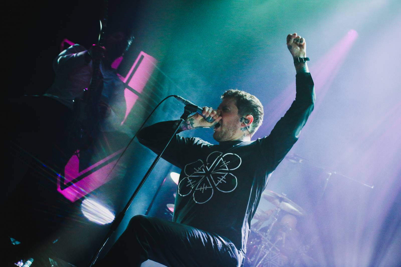 LIVE: Květiny, démoni a moshpit přes celý sál. The Devil Wears PRAHA