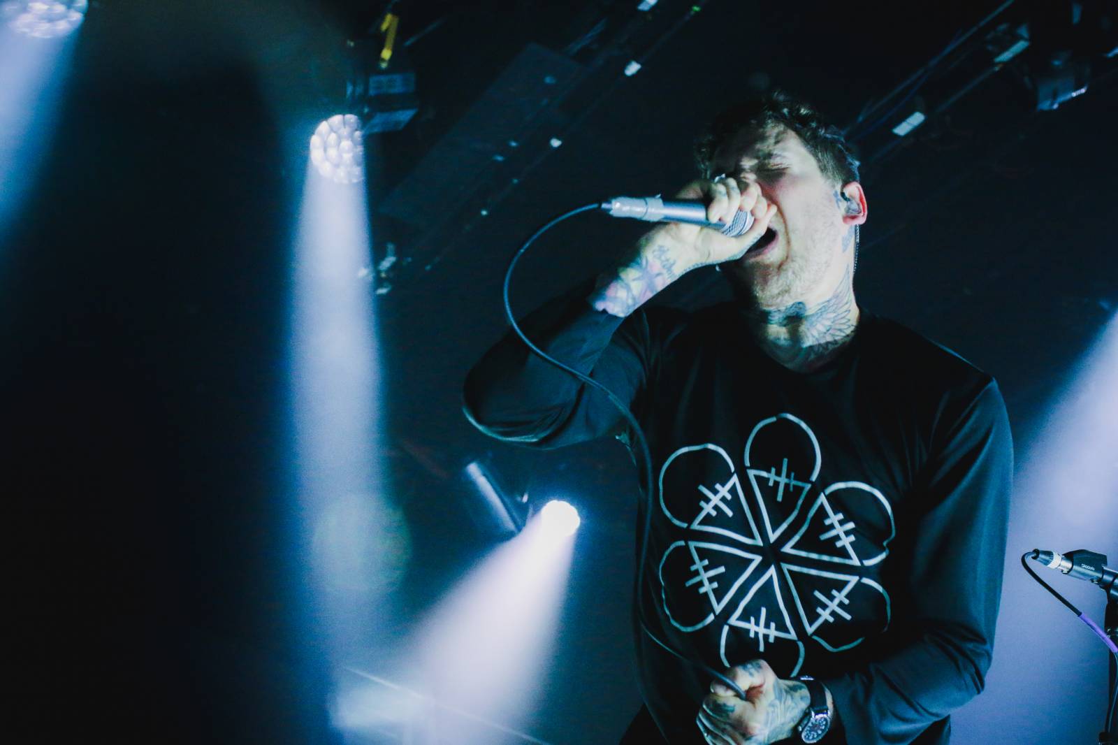 LIVE: Květiny, démoni a moshpit přes celý sál. The Devil Wears PRAHA