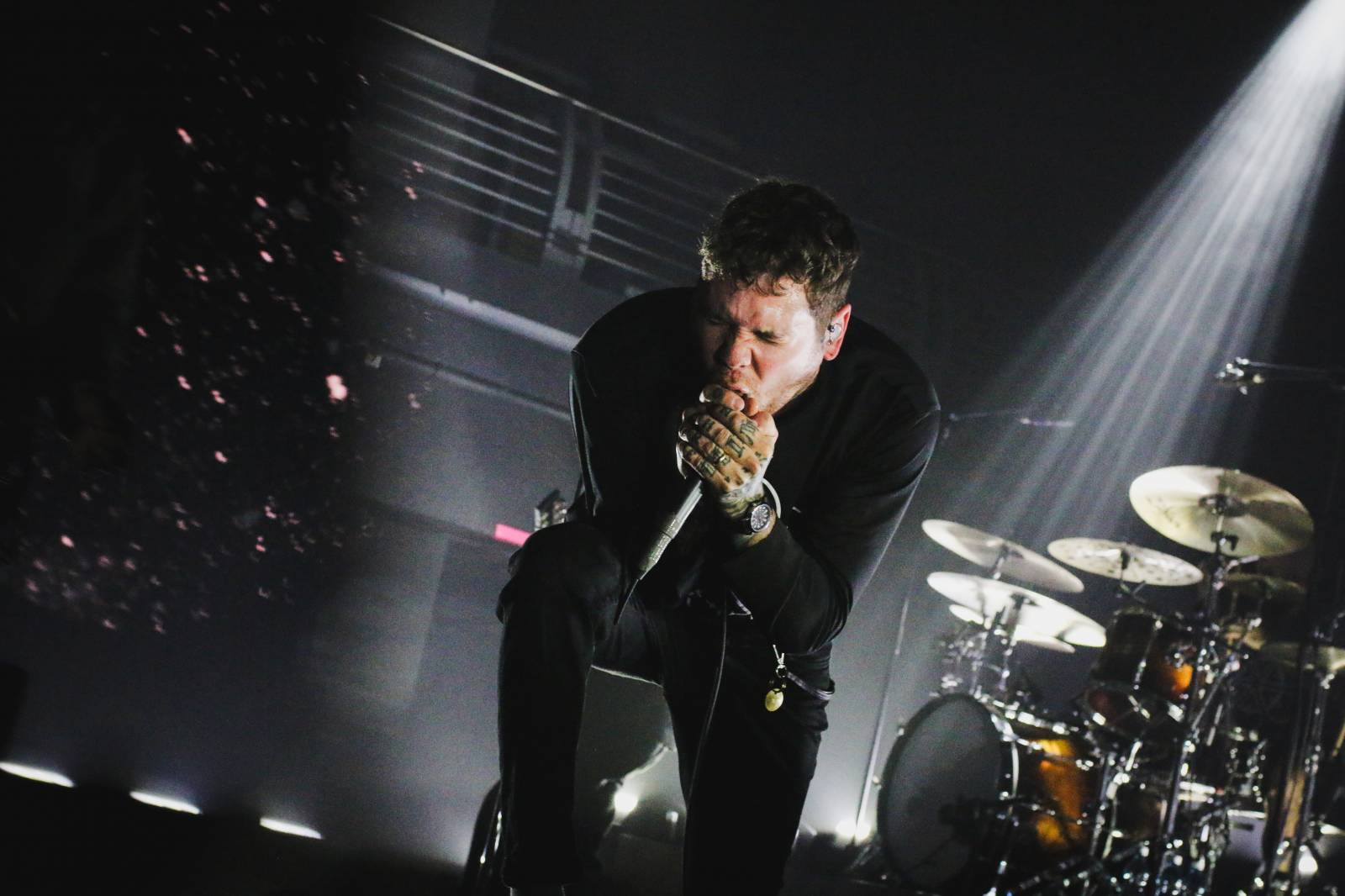 LIVE: Květiny, démoni a moshpit přes celý sál. The Devil Wears PRAHA