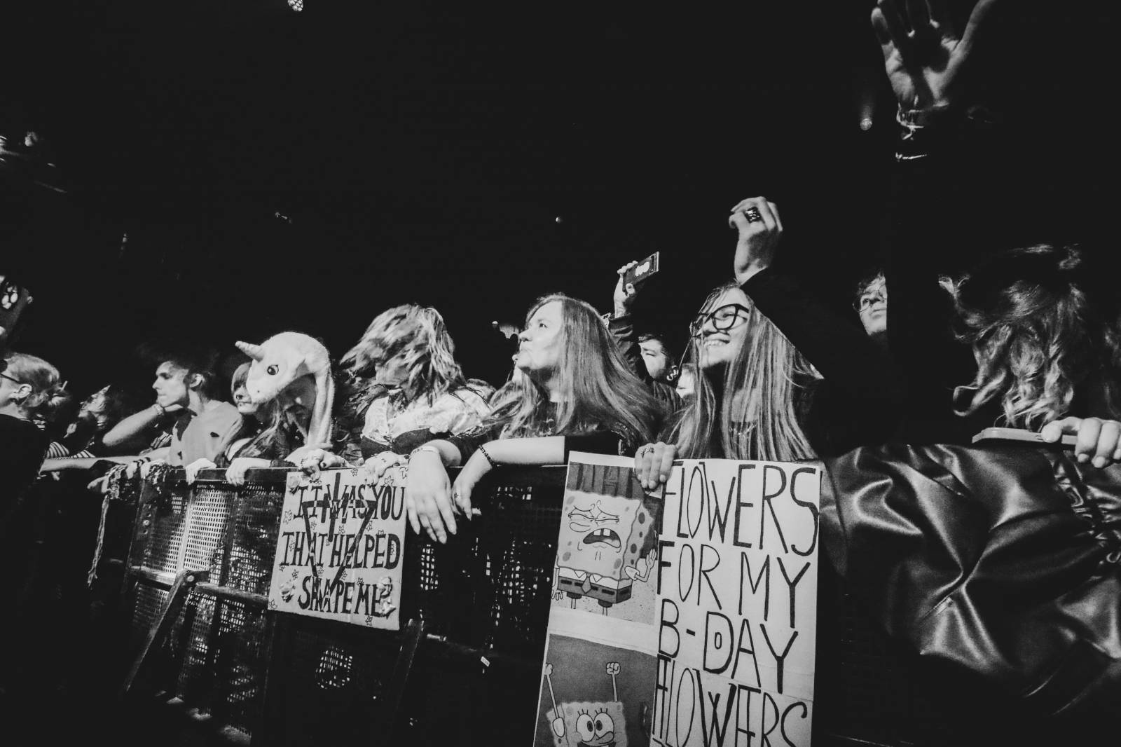 LIVE: Květiny, démoni a moshpit přes celý sál. The Devil Wears PRAHA