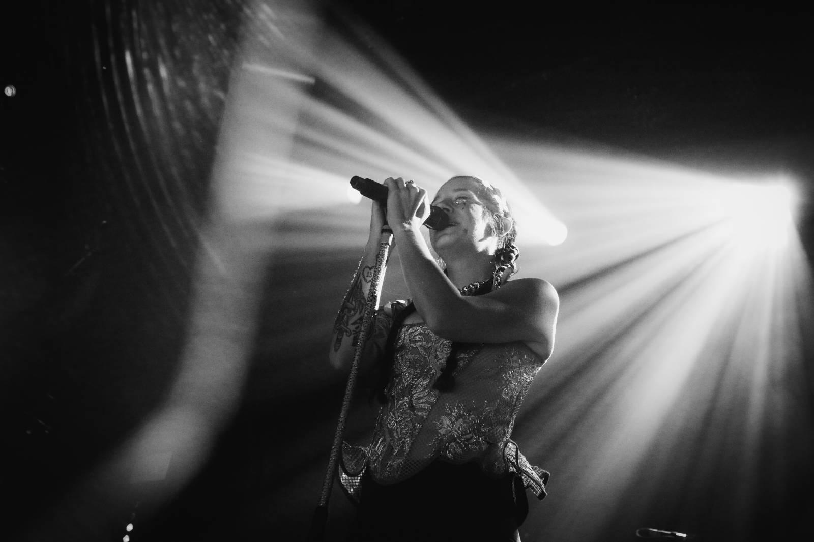 LIVE: Květiny, démoni a moshpit přes celý sál. The Devil Wears PRAHA