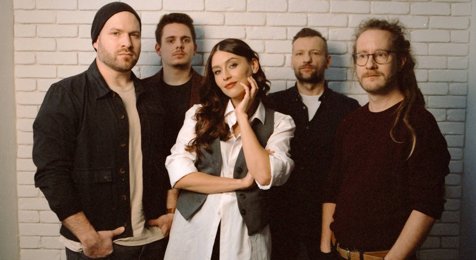 Kateřina Marie Tichá zve novým dokumentem do zákulisí turné a vzniku alba Plamen