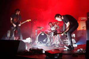 Špunty do uší s sebou - A Place To Bury Strangers se chystají podrobit Prahu hlukové lekci