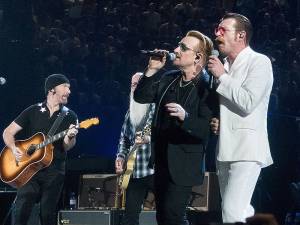 Eagles Of Death Metal se po teroru vrátili do Paříže, na pódium je pozvali U2
