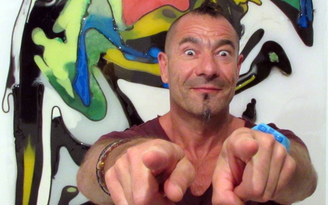 Zemřel Guru Josh, autor tanečního hitu Infinity. Smrt ho dostihla přímo na party