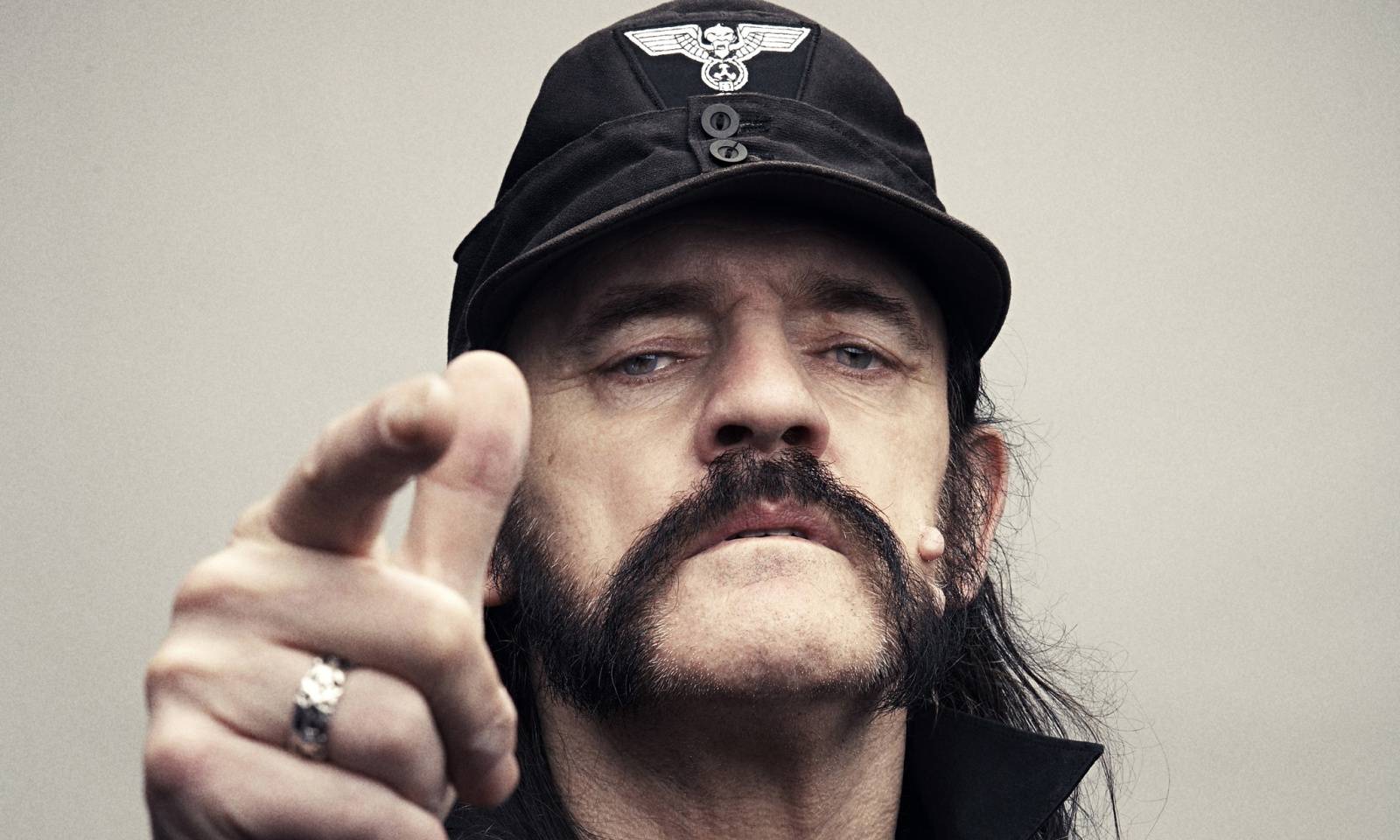 Pohřeb Lemmyho Kilmistera se bude vysílat živě. Jděte se koukat do baru, vzkazují Motörhead