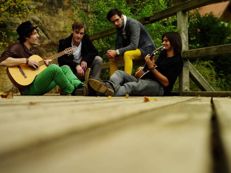 VIDEO: The Fellas se vrací. Než vypustí svého strašáka, zahrají v Praze před Hurts