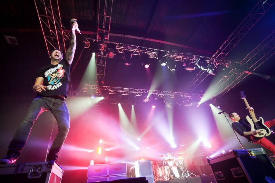 LIVE: Simple Plan své české ovečky přivedli na pokraj šílenství