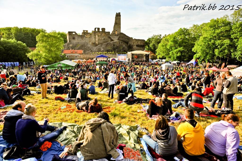 Okoř se šťávou představuje program: Vystoupí Slza, ATMO Music, Rybičky 48, UDG, Voxel, Wohnout i Visací zámek