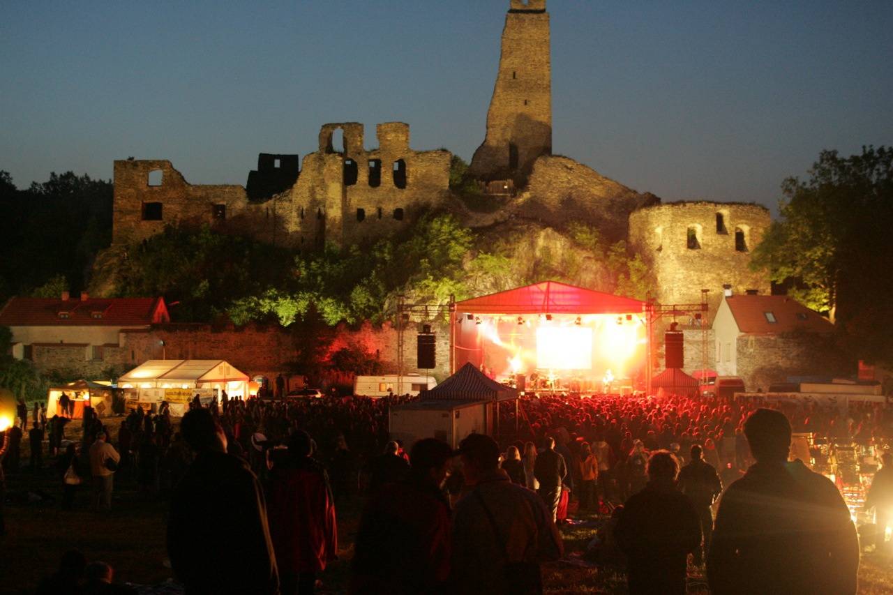 Okoř se šťávou představuje program: Vystoupí Slza, ATMO Music, Rybičky 48, UDG, Voxel, Wohnout i Visací zámek