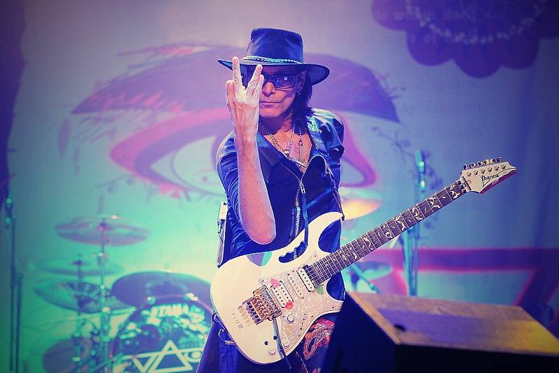 Kytarista Steve Vai připomene v červnu v Praze své nejúspěšnější album Passion And Warfare