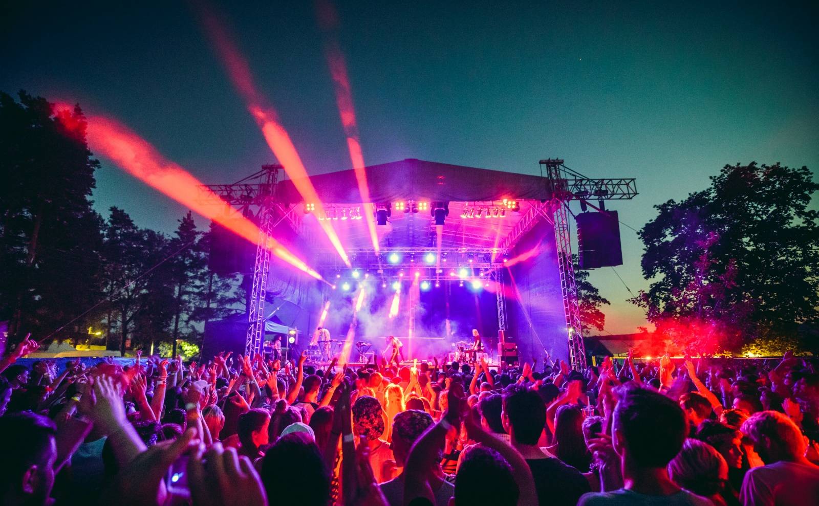 Fingers Up 2016: Swim Deep, Holy Esque, Kamp! i Tata Bojs a KLARA. 