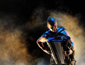 Do Prahy míří akordeonový samuraj Kimmo Pohjonen