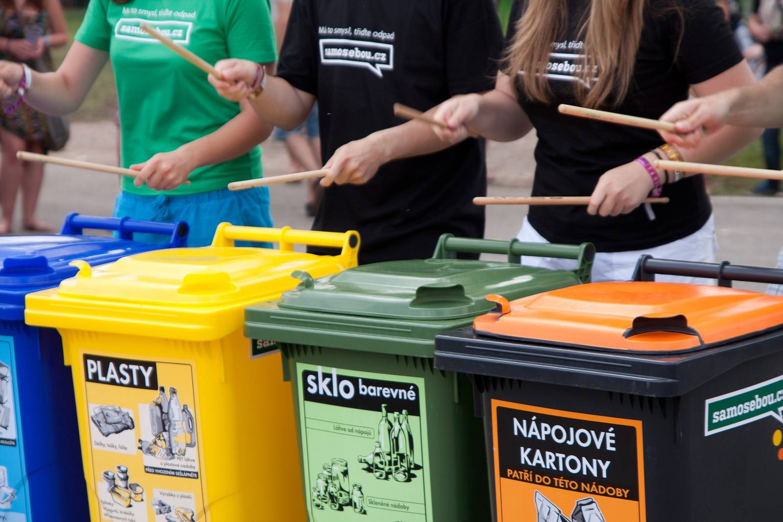 Recyklované mluvící kelímky lákají na čisté festivaly