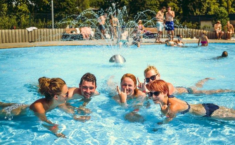 Fingers Up potěší nejen hudbou, ale i komfortem: Čeká vás bezkontaktní placení a bazén