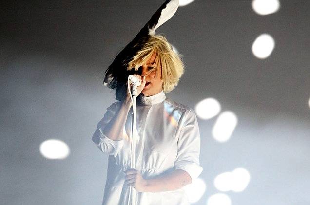 Sia odhalila tvář: Na koncertě v Coloradu jí paruku odfoukl vítr
