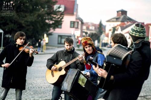 Zrní vytvoří v Praze buskingový průvod. Dojdou s ním od Lennonovy zdi na Střelecký ostrov, kde pak zahrají
