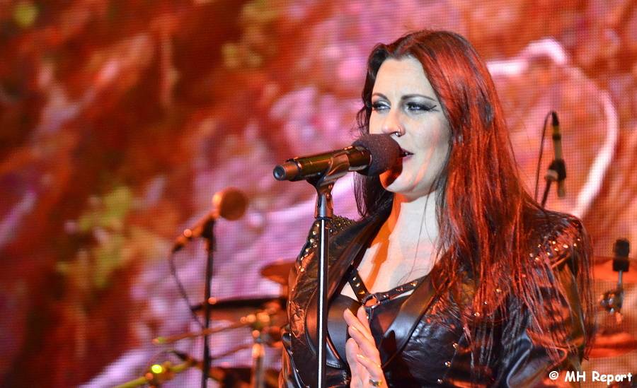 Zpěvačka Nightwish Floor Jansen očekává rodinu. Koncerty finské symfonicko-metalové legendy jsou v ohrožení
