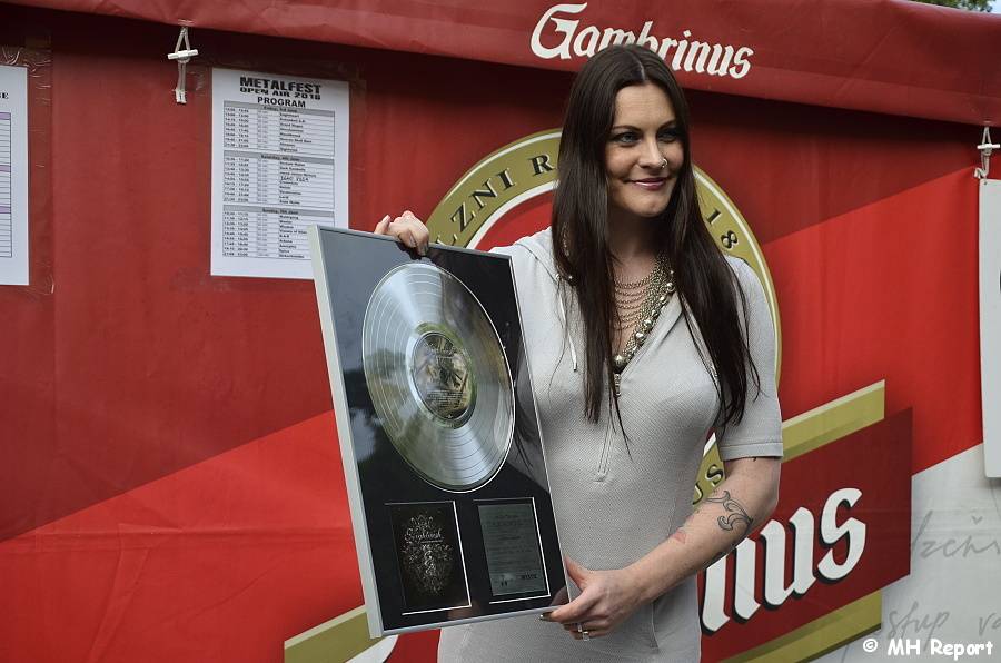 Zpěvačka Nightwish Floor Jansen očekává rodinu. Koncerty finské symfonicko-metalové legendy jsou v ohrožení