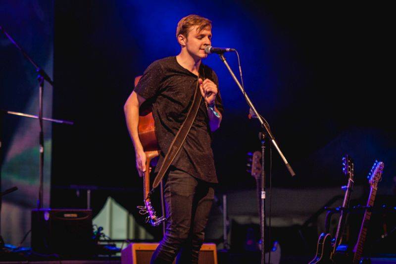 Thom Artway má na debutu duet s Markétou Irglovou. Na turné jede s Light And Love