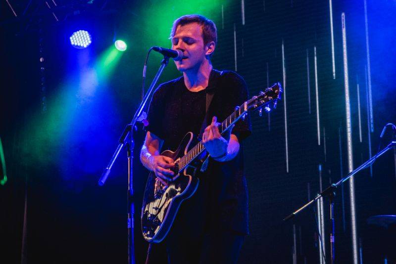 Thom Artway má na debutu duet s Markétou Irglovou. Na turné jede s Light And Love