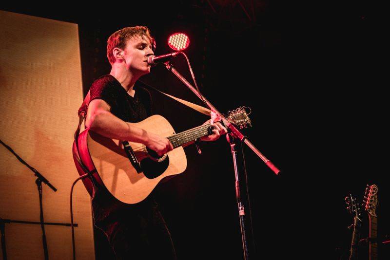 Thom Artway má na debutu duet s Markétou Irglovou. Na turné jede s Light And Love