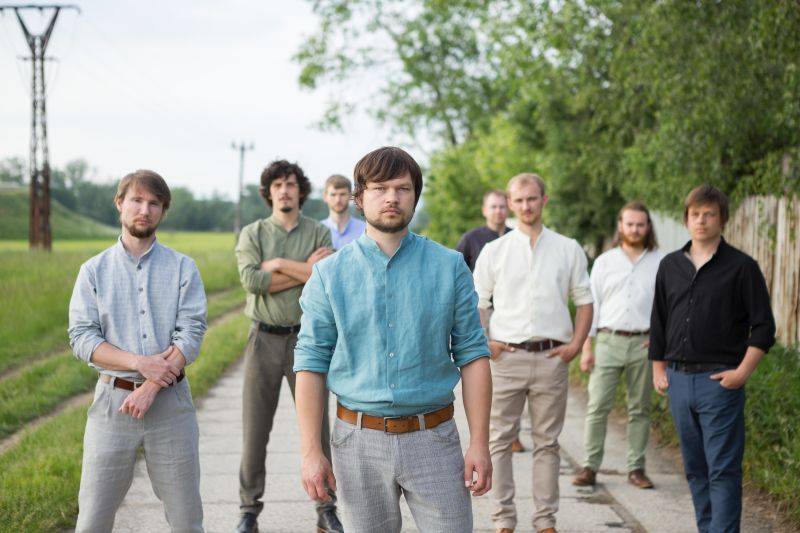 VIDEOPREMIÉRA: Skupina Vlny zkrátila název, deska s atmosférou Jeseníků má svůj první klip