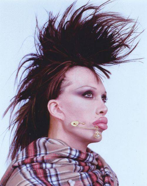 Zemřel Pete Burns, extravagantní zpěvák kapely Dead Or Alive