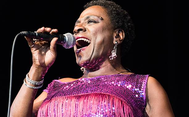 Zemřela Sharon Jones, která zpívala s Princem i Lou Reedem. Rakovině podlehla v šedesáti letech