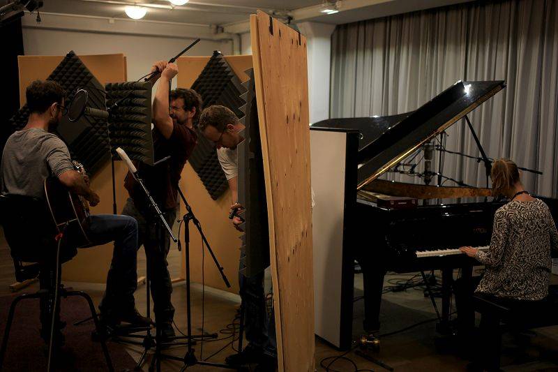 Jump! přichází s deskou Into The Field, na které obdivuje Nicka Cavea. Křest proběhne v Cargo Gallery