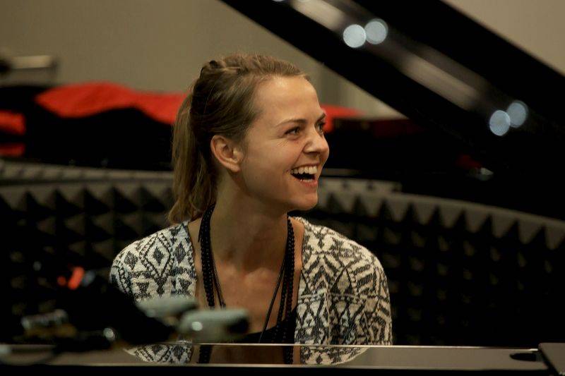 Jump! přichází s deskou Into The Field, na které obdivuje Nicka Cavea. Křest proběhne v Cargo Gallery