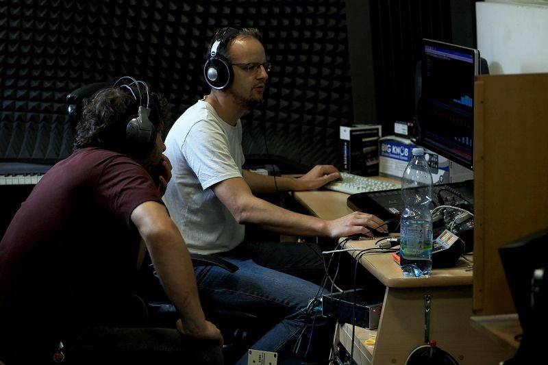 Jump! přichází s deskou Into The Field, na které obdivuje Nicka Cavea. Křest proběhne v Cargo Gallery