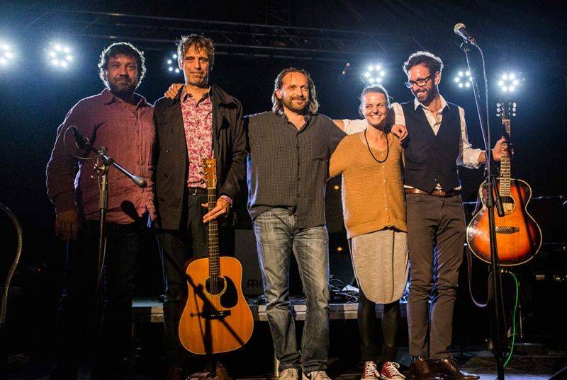 Jump! přichází s deskou Into The Field, na které obdivuje Nicka Cavea. Křest proběhne v Cargo Gallery