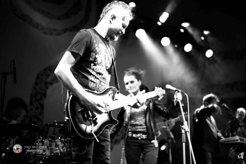 Precedens vystoupí v Praze na lodi Cargo Gallery, slibuje energii i invenci