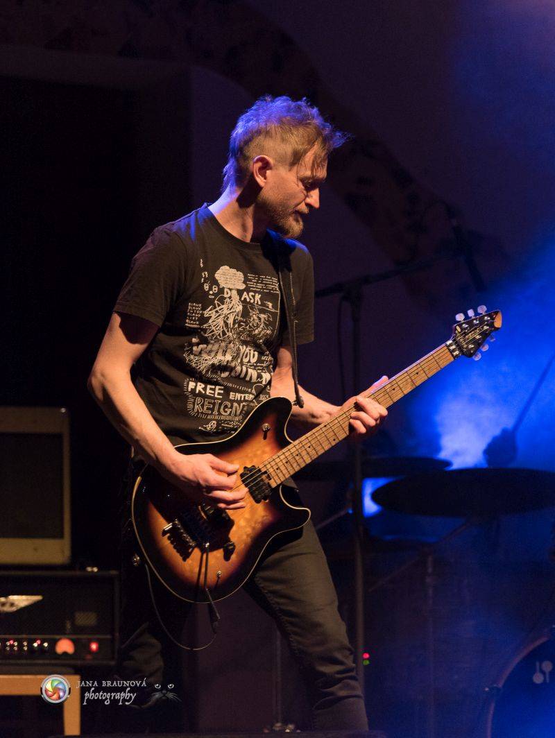 Precedens vystoupí v Praze na lodi Cargo Gallery, slibuje energii i invenci