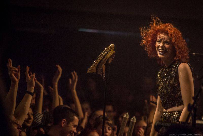 VIDEOPREMIÉRA: Mydy Rabycad pomáhají novým klipem a sérií pohlednic seniorům