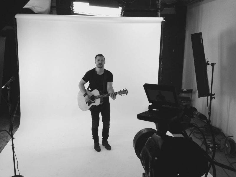 VIDEOPREMIÉRA: Hodiny slaví první výročí novým singlem Ze dna. S Kryštofem zahrají před vyprodaným Strahovem