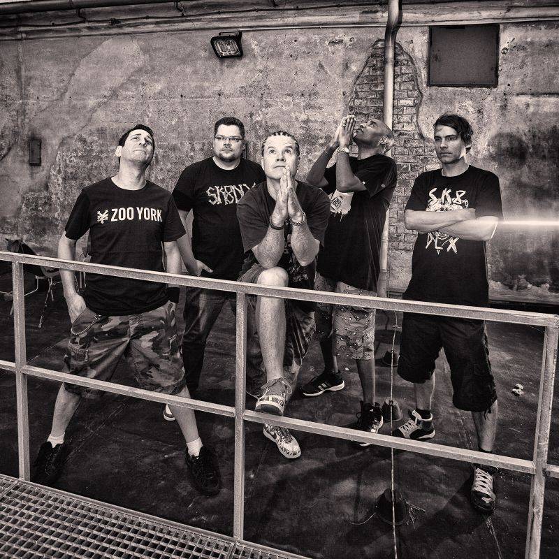 Dog Eat Dog prolomí desetileté čekání novým EP, v Česku zahrají hned čtyřikrát