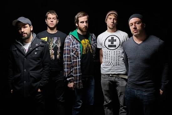 Tourbus The Dillinger Escape Plan srazil kamion, 13 lidí bylo zraněno. Evropské turné se ruší, včetně Prahy